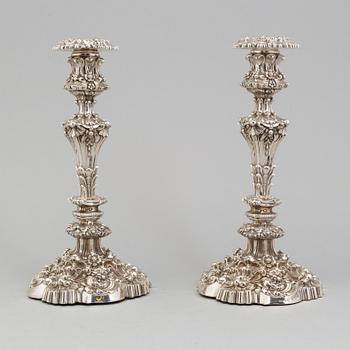 A pair of silver candlesticks Georg IV, Sheffield, 1821, J Ellis & Co.