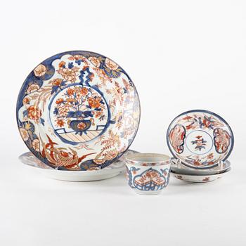 A group of Japanese porcelain, 18th Century. (6 pieces).