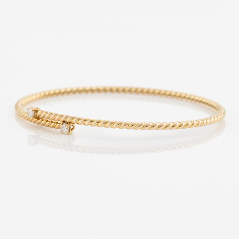 A Kiki McDonough bracelet in 18K gold with round brilliant-cut diamonds.