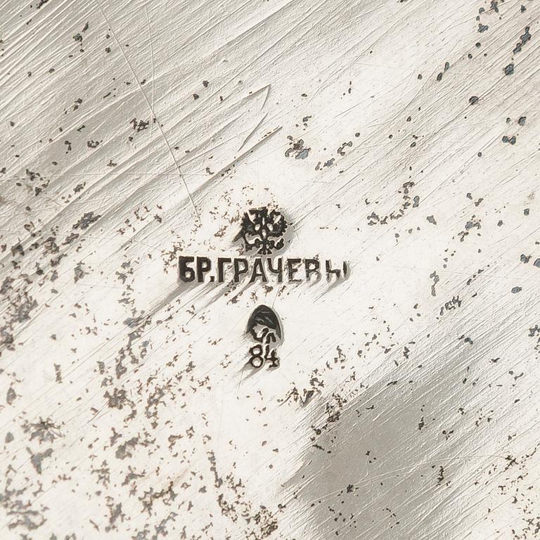 Tarjoilumalja, hopea, lasisisus, tuontileima 1899-1907, Br. Grachevin leima hovihankkijan merkillä.