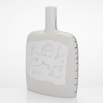Inkeri Leivo, A porcelain bottle, signed Inkeri Leivo, Arabia -94.