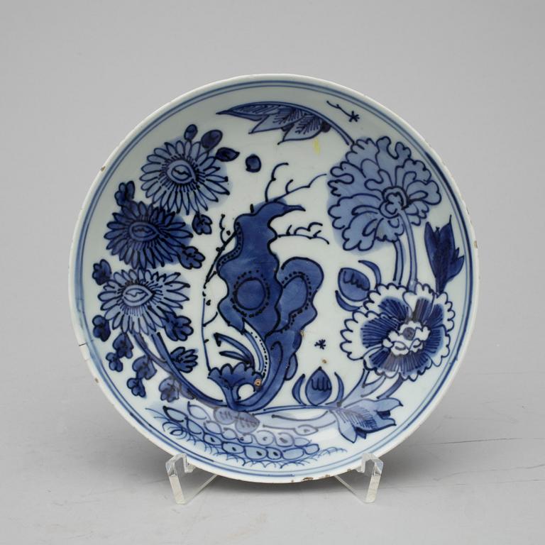 A set of eight dishes, Ming dynasty, 17th Century, with Xuande six character mark.