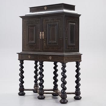 KABINETTSKÅP. Barockstil, omkring år 1900.