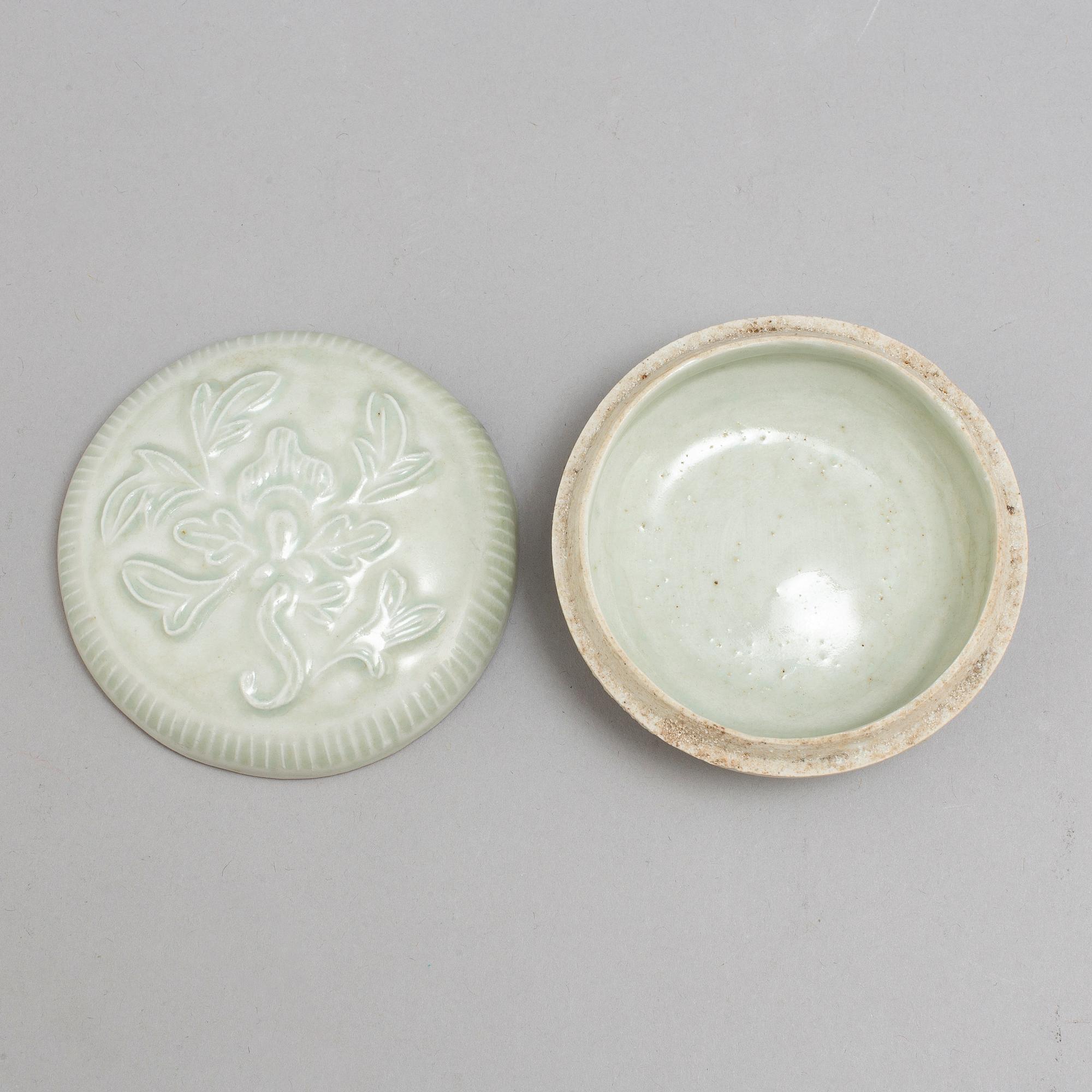 A ceramic glazed box with cover, Ming dynasty (1368-1644).