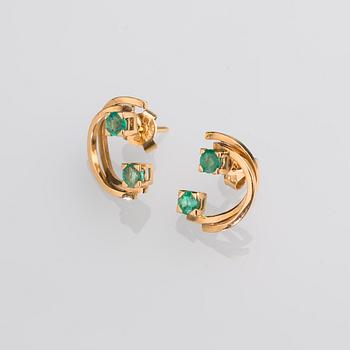 ÖRHÄNGEN, 18 K guld med smaragder, totalt ca 0.60 ct. Vikt ca 3,4 g.