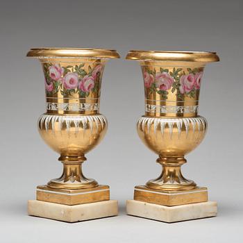 URNOR, ett par, porslin. Frankrike, 1800-tal.