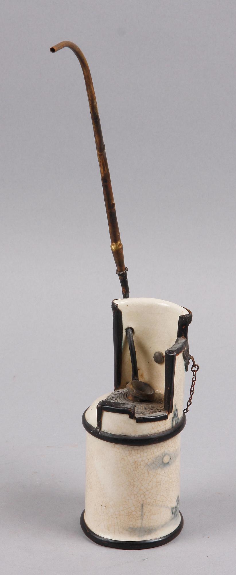 OPIUMPIPA, porslin, metall, Kina sent 1800-tal.