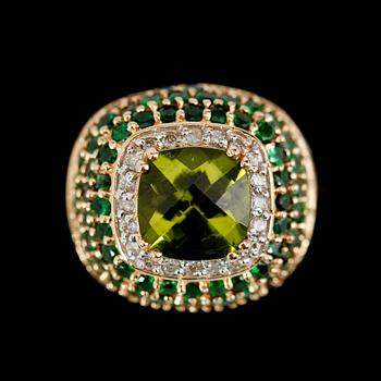 RING, 14 k guld, grön peridot ca 3.0 ct, diamanter tot ca 0.25 ct, gröna stenar, 4.0 ct. Total vikt ca 14 g.