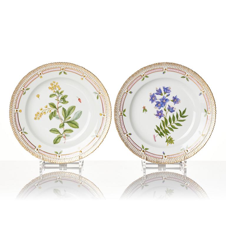 A set of 12 Royal Copenhagen 'Flora Danica' dinner plates, Denmark, 20th century.