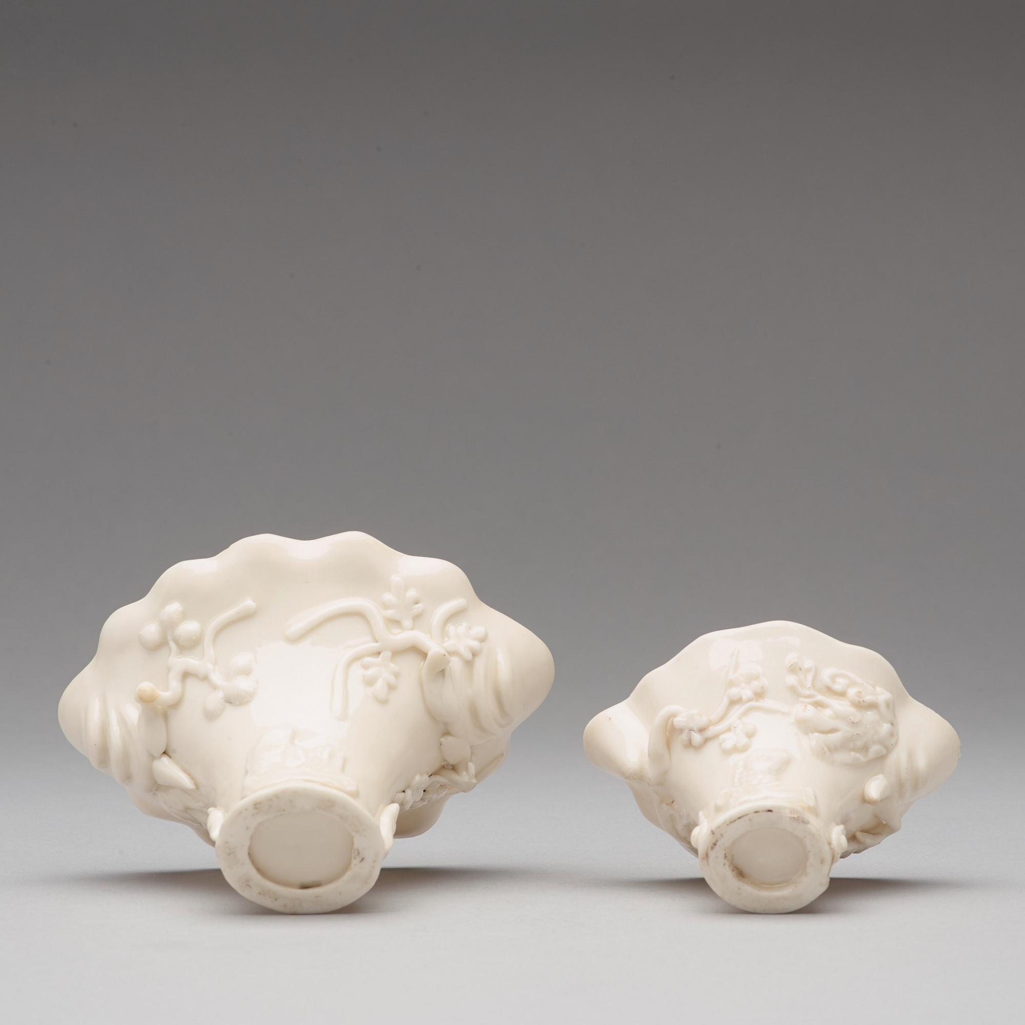 VINOFFERBÄGARE, två stycken, blanc de chine. Qingdynastin, Kangxi (1662-1722).