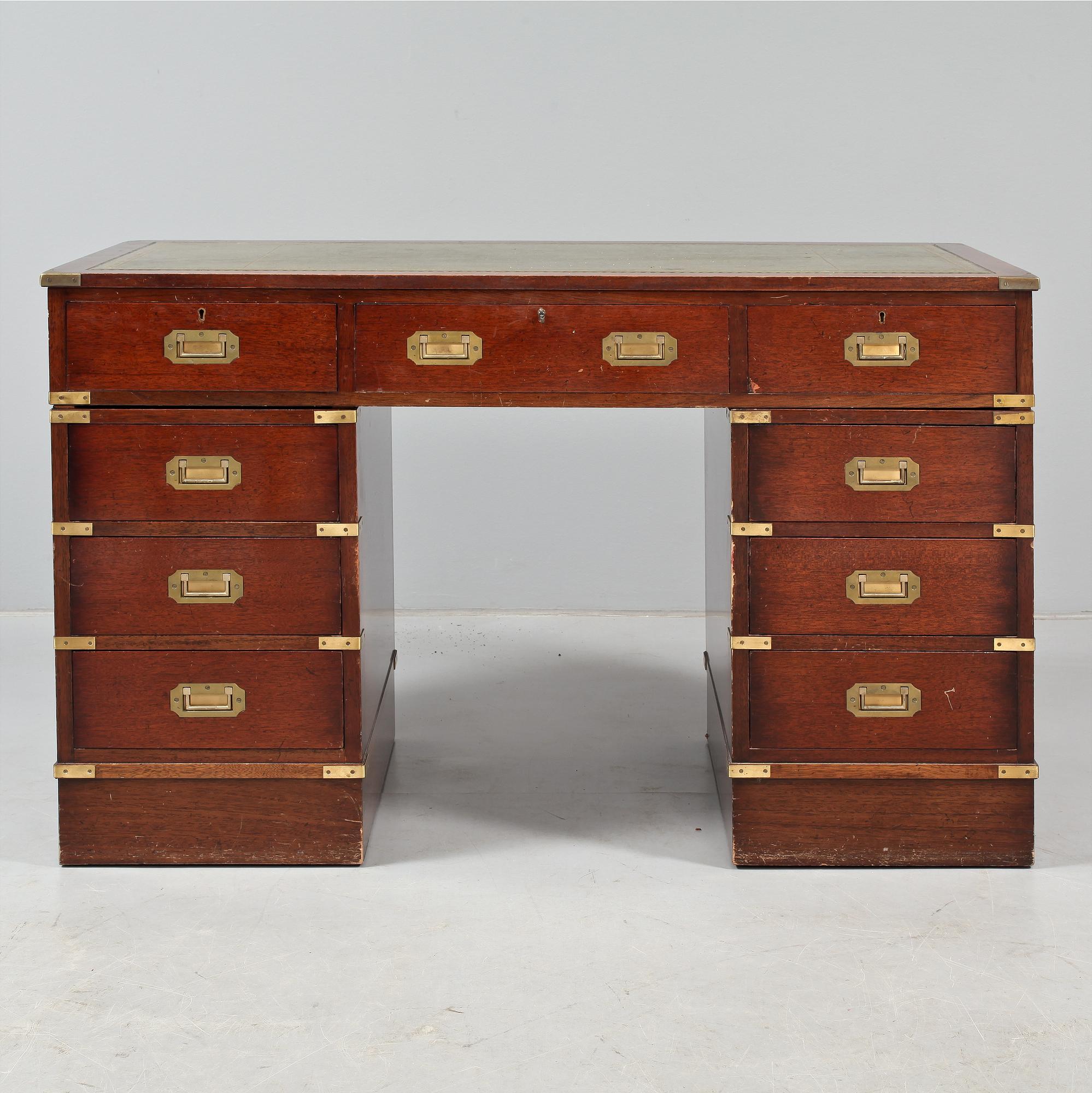 SKRIVBORD, engelsk stil, 1900-talets andra hälft.