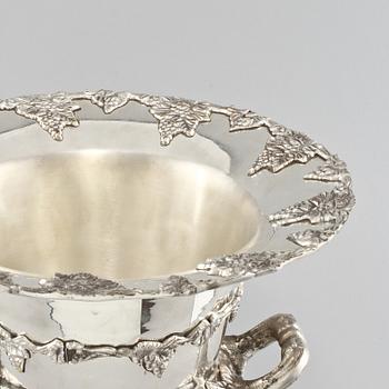 CHAMPAGNEKYLARE, vitmetall, 1900-talets andra hälft.