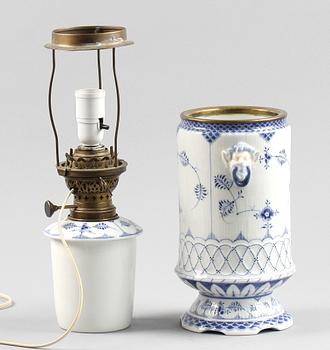 BORDSLAMPA, porslin, "Musselmalet", Royal Copenhagen, Danmark, 1894-1900.