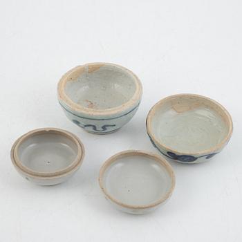 A blue and white porcelain bowl and two lidded boxes, China, Ming dynasty (1368-1644).