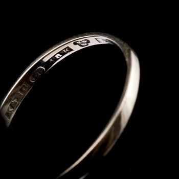 RING, 18k vitguld med 3 äldre briljantslipade diamanter, totalt 0.29 ct, Ceson, Göteborg, 1972. Vikt 2 g.