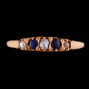 RING, 18K guld, pärlor, safirer. Sverige, 1919. Vikt ca 1,9 g.