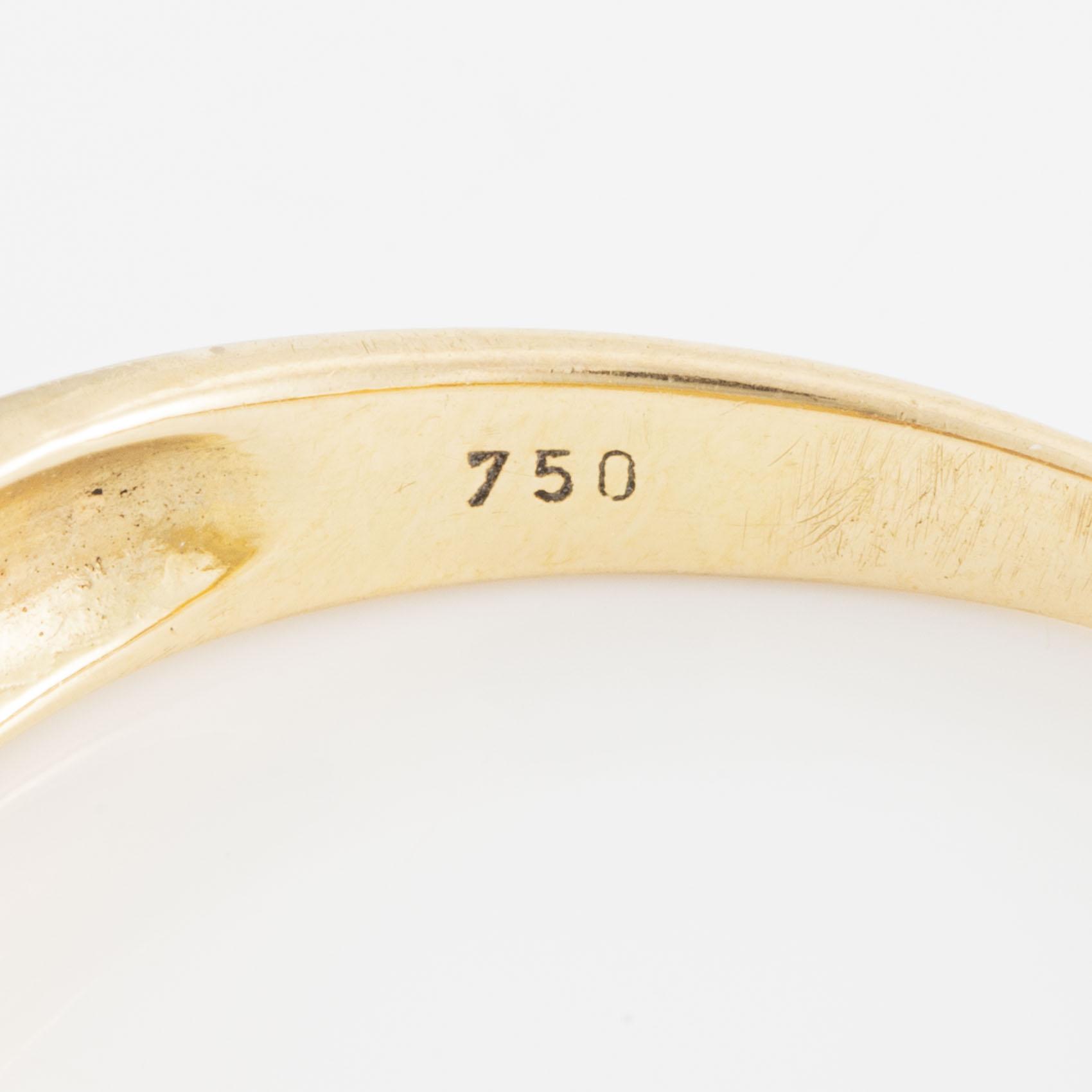 Ring in 18K gold set with carré-cut rubies and brilliant-cut diamonds.