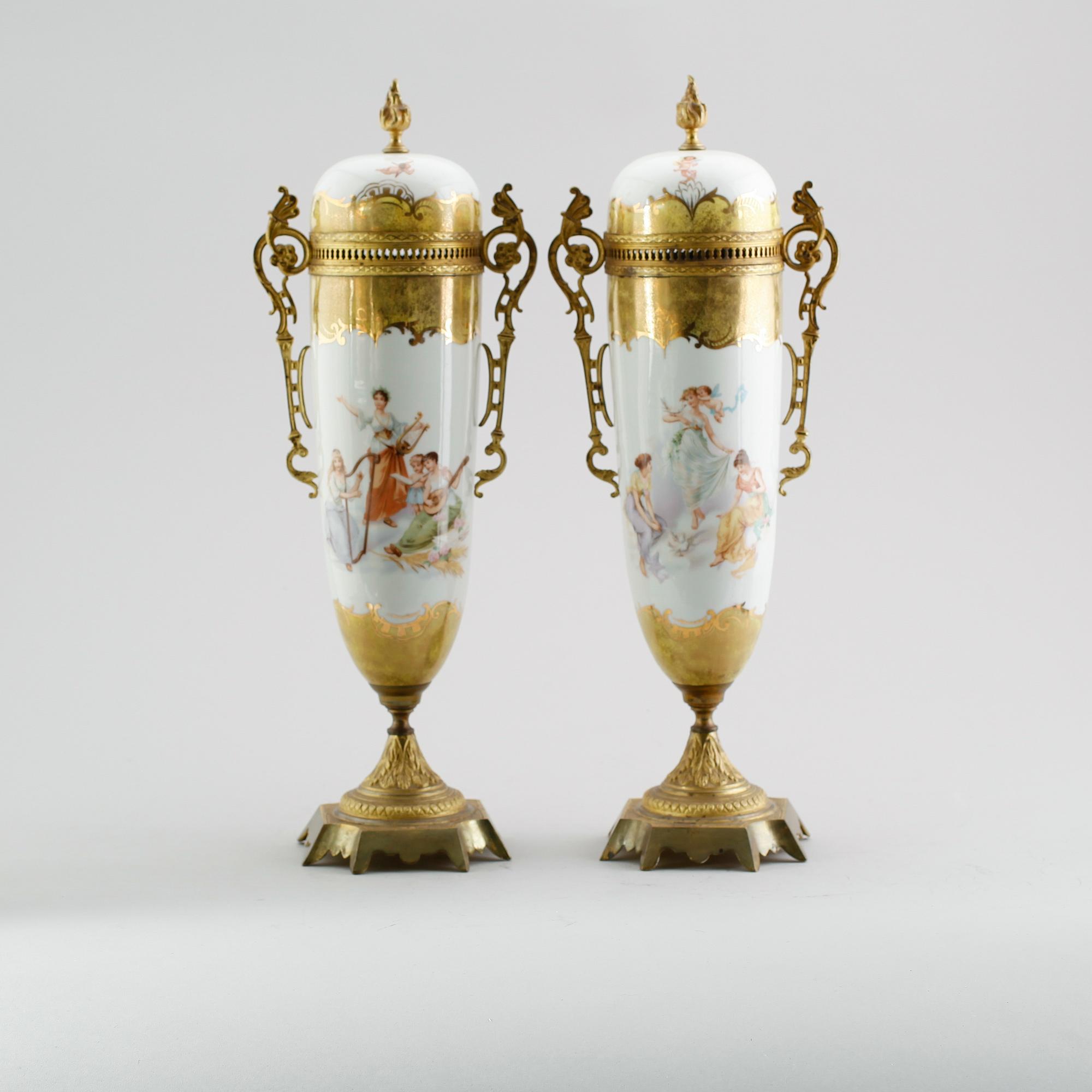 LOCKURNOR, 1 par, porslin och mässing, sannolikt Frankrike, omkring år 1900.