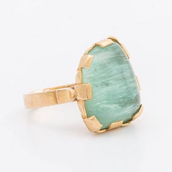 RING 18K gold w green stone probably beryl, Stockholm 1982.