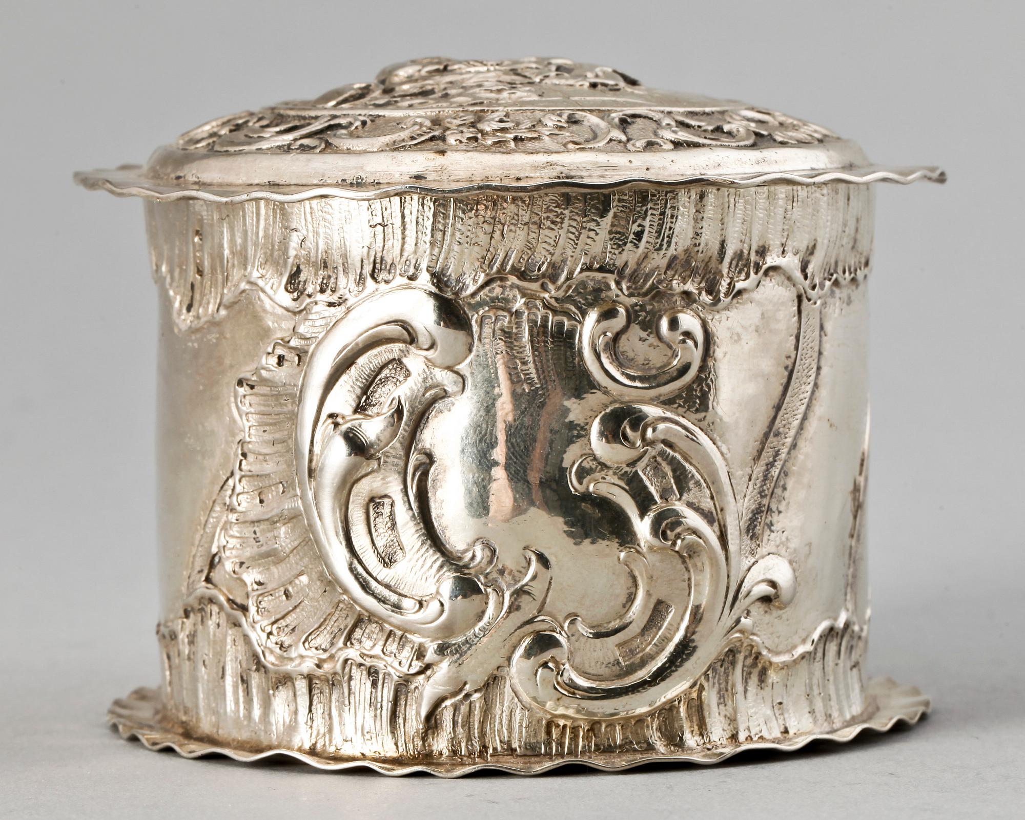 DOSA, silver, barockstil, troligen Nederländerna 1900-tal. Vikt ca 180 gram.