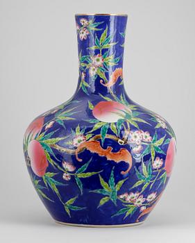 VAS, porslin, Kina sent 1900-tal.