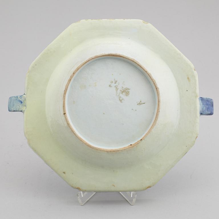 A blue and white hot water dish and five dinner plates, Qing dynasty, 18/19th Century.
