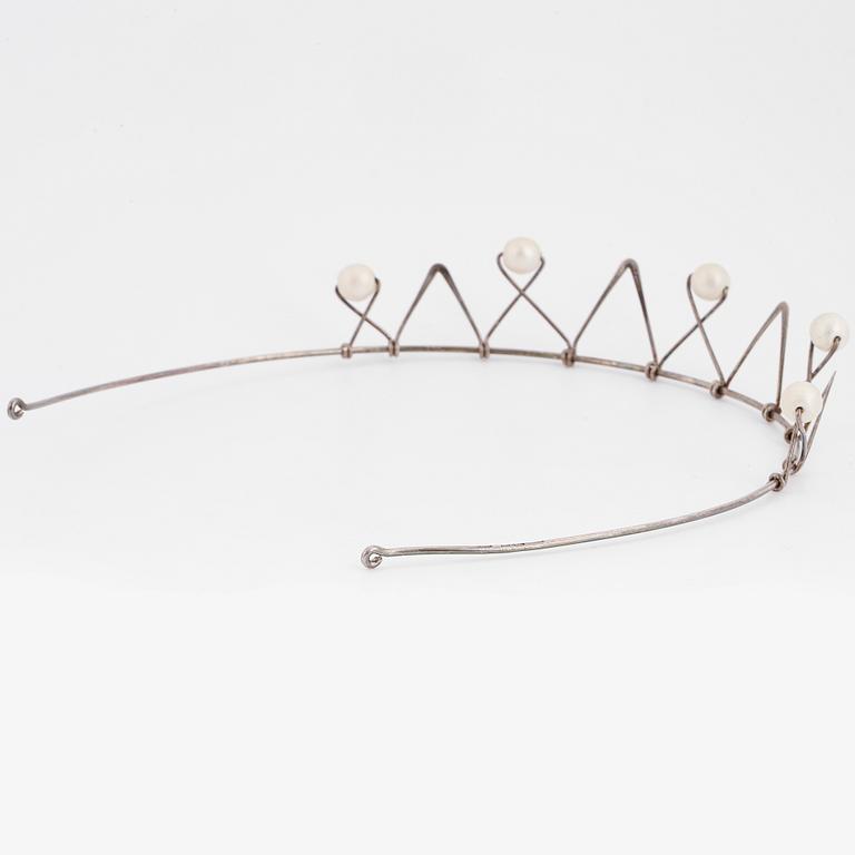 Silver tiara and imitation pearls.