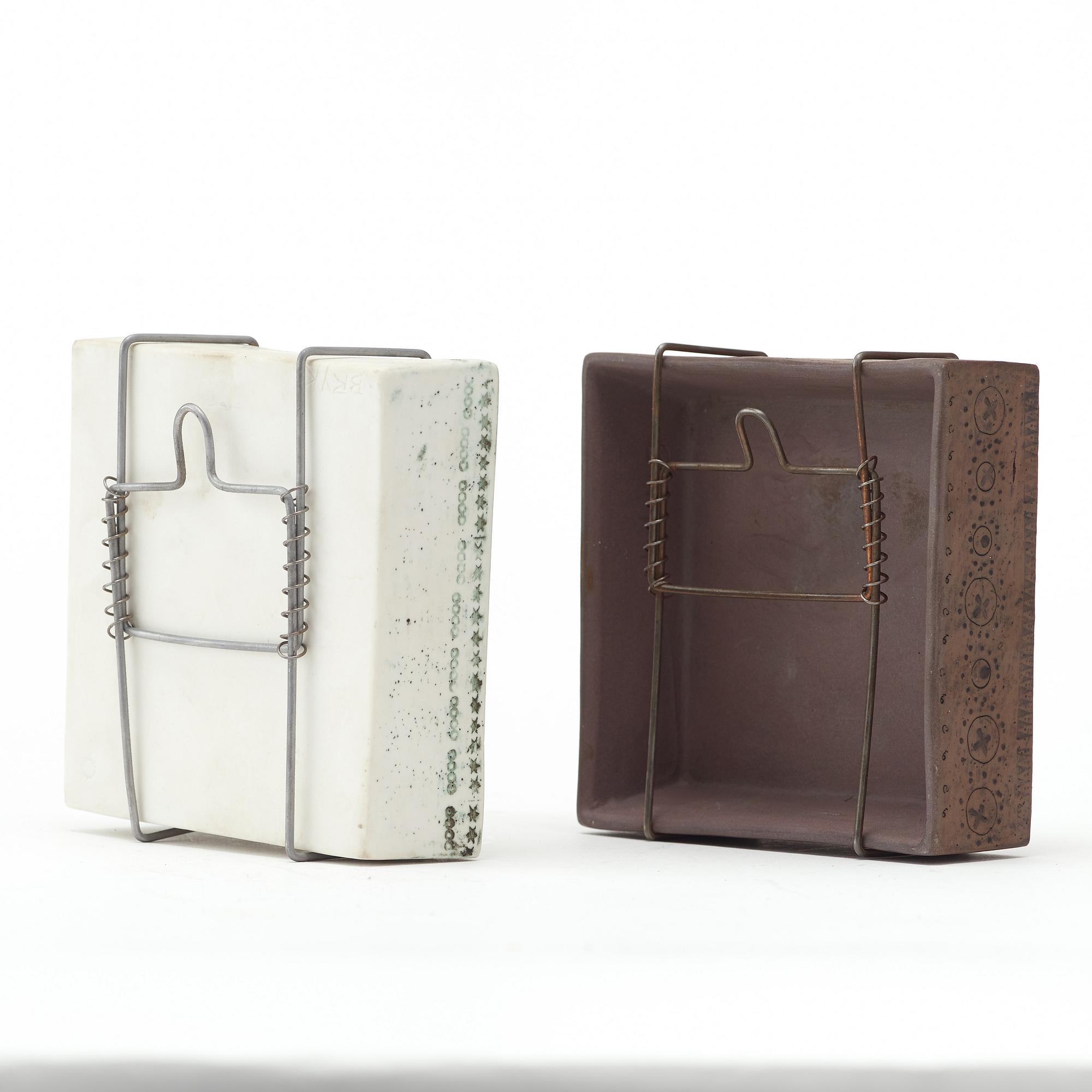 RUT BRYK, 2 st reliefer av stengods, Arabia, Finland 1950-talets slut.