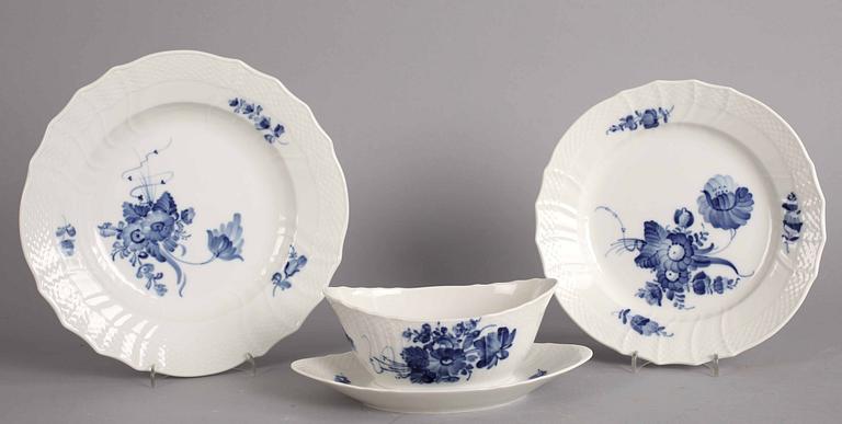SERVISDELAR, 27 st, porslin, "Blå Blomst Svejfet", Royal Copenhagen, Danmark.