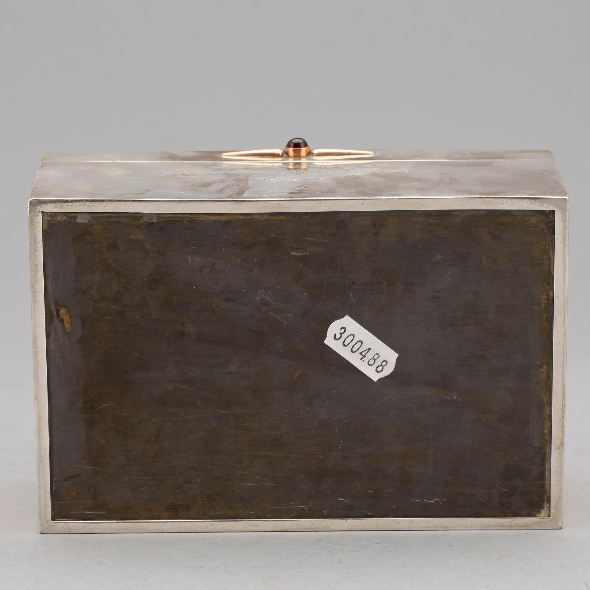 CIGARRSKRIN, silver, Erlandssons Silvervarufabriks, Kristianstad, 1919. Total vikt inklusive träinredning 723 g.