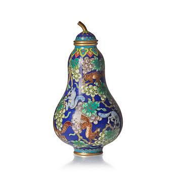 A cloisonné snuff bottle with stopper, late Qing dynasty with four character mark.