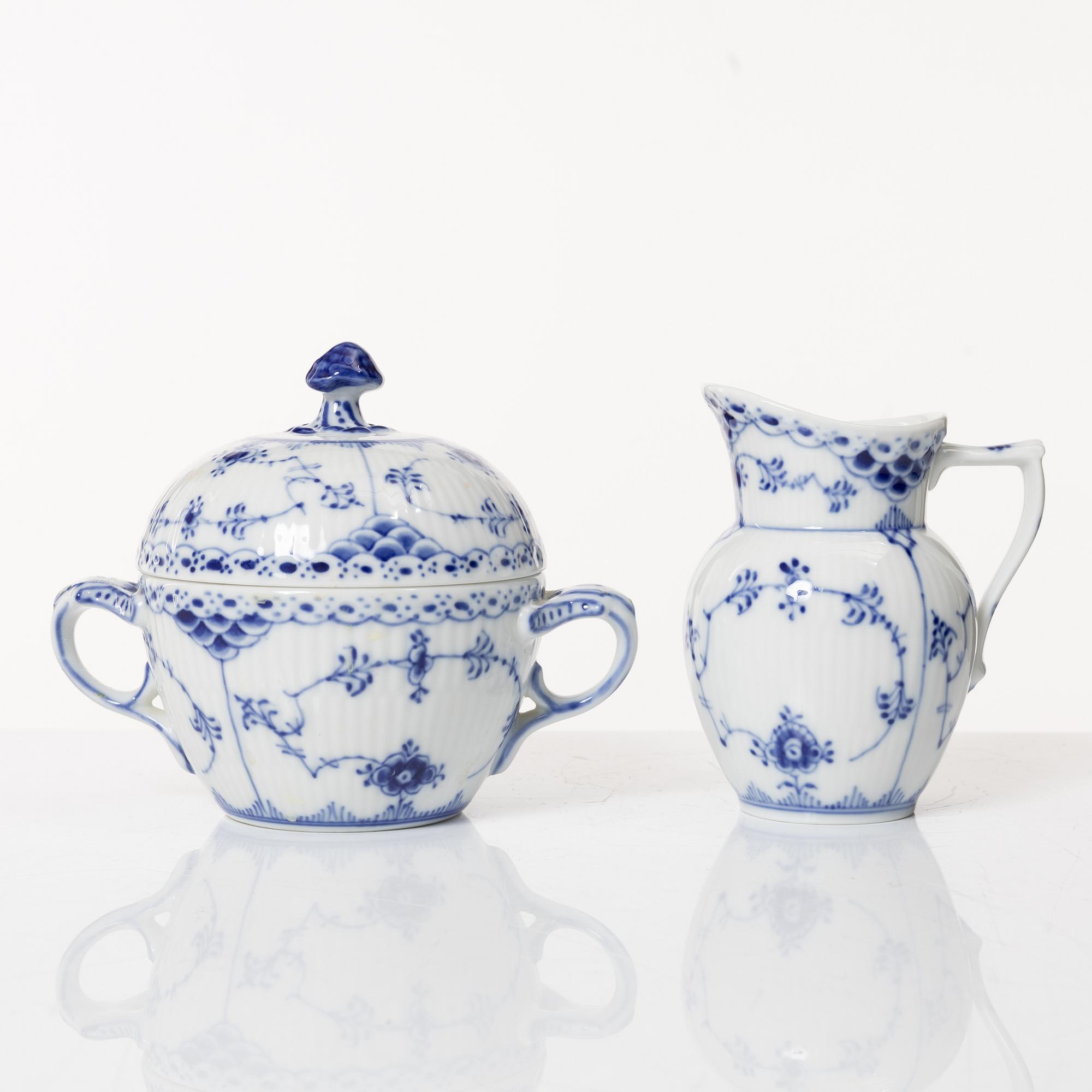 Royal Copenhagen, mat-, kaffe- och teservis, 88 delar, "Musselmalet", Danmark, 1800-1900-tal.