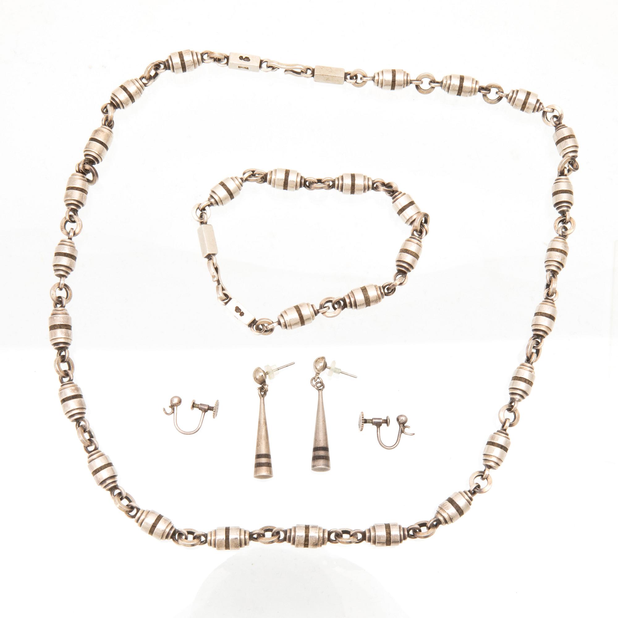 Halsband, örhängen och armband i silver med svartek från skeppsvrak, Stig Bjerre Landskrona 1951.