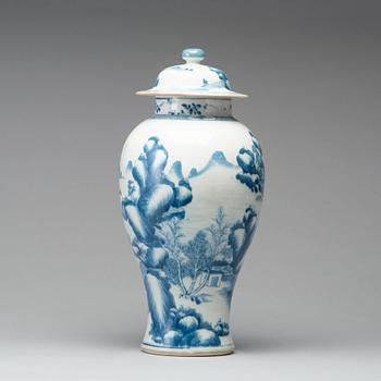 A blue and white porcelain jar with cover, Qing dynasty, Qianlong (1736-95).