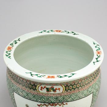 A large famille verte basin, Qing dynasty, circa 1900s.