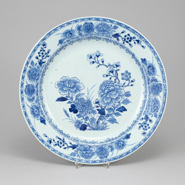 A blue and white serving dish, Qing dynasty, Qianlong (1736-95).