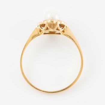 Ring, 18K gold with a pearl and small diamonds.
