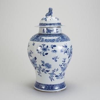 URNA med LOCK, porslin, Kina, 1800-tal.
