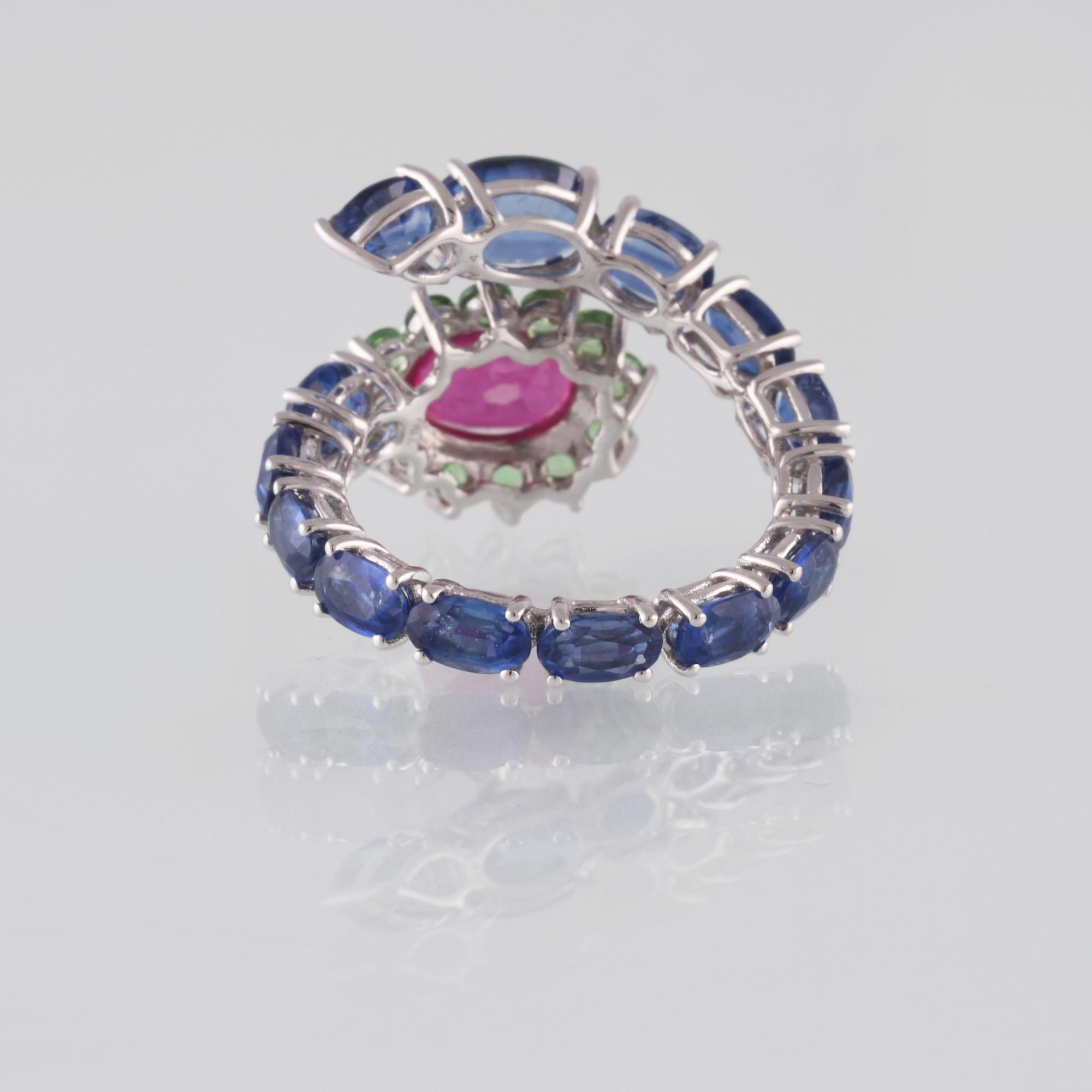 RING, 18K vitguld med fasettslipad rubin ca 1.55 ct, kyaniter  5.26 ct samt demantoider ca 0.70 ct. Vikt ca 4,7 gram.