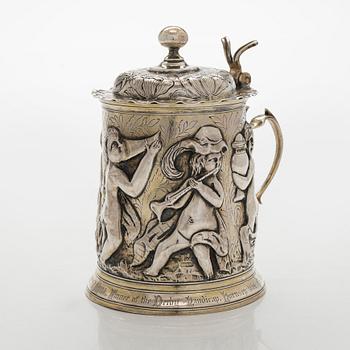 A sterling silver tankard, maker's mark of John Langlands I och John Goodrick, Newcastle, 1755/56.