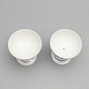 ALTARBÄGARE/STEMCUPS, ett par, porslin, Kina 1900-tal.