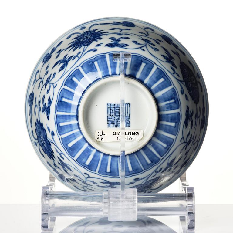 Skål, porslin. Qingdynastin, med Qianlongs märke och period (1736-95).