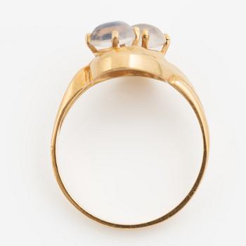 Ring 18K guld med två cabochonslipade månstenar.