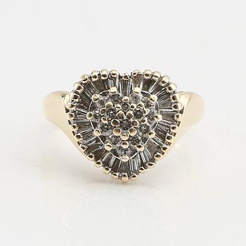 Ring in 14K gold with round brilliant-cut and baguette-cut diamonds.