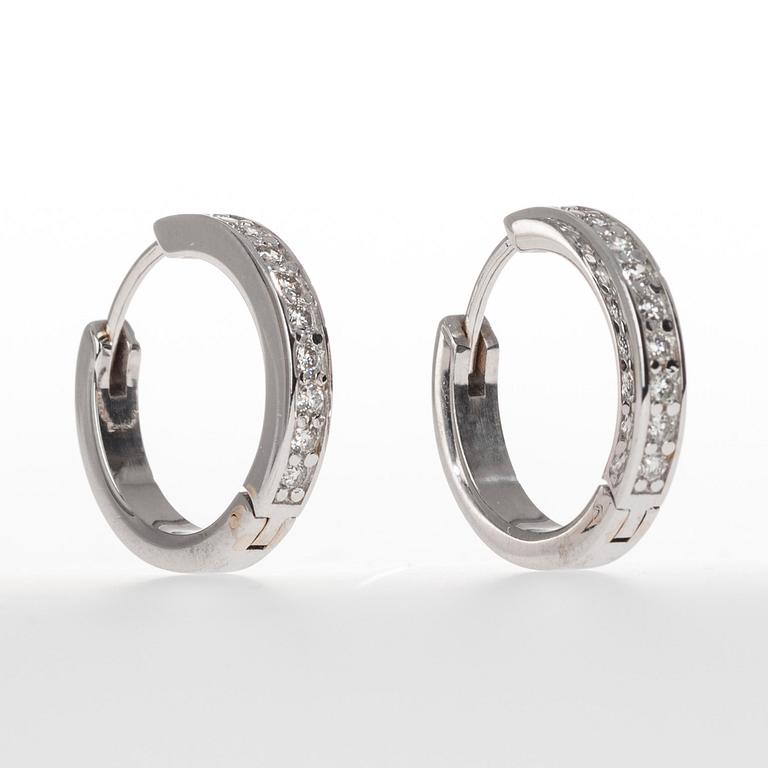 ÖRHÄNGEN, vitguld 14K med briljantslipade diamanter, totalt 0,40 ct. Vikt 5,5 g.