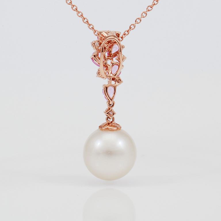 HÄNGE MED KEDJA, rosa safirer totalt ca 0,95 ct, diamanter totalt ca 0,13 ct samt vittonad odlad pärla.