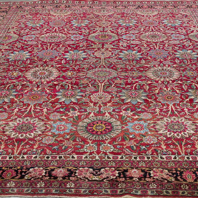 MATTO, a semi-antique Kerman Laver, ca 408,5 x 310 cm.