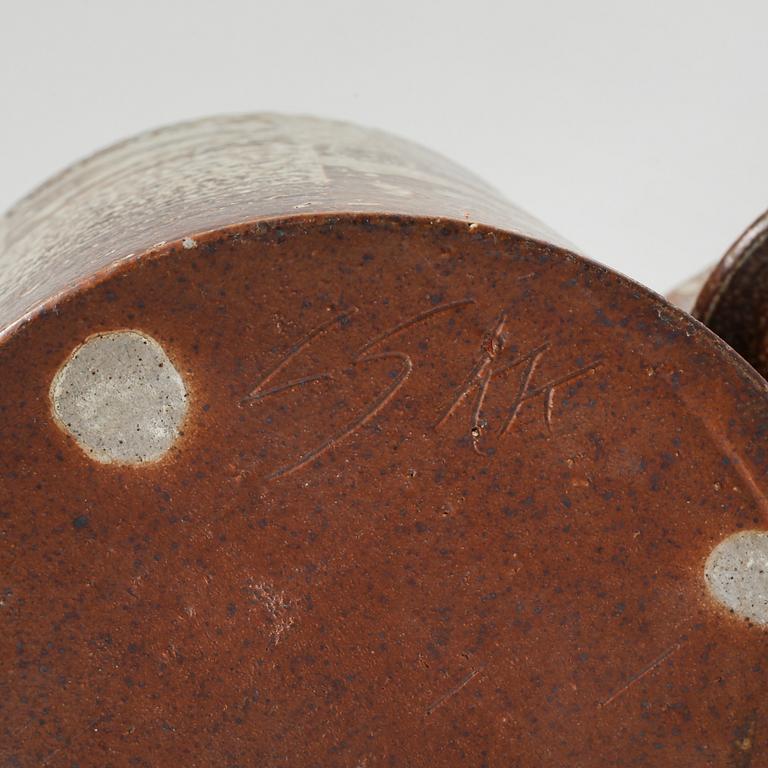 A tea pot and three tea cups in saltglazed stoneware by Christer Sjöblom, signed tea pot.