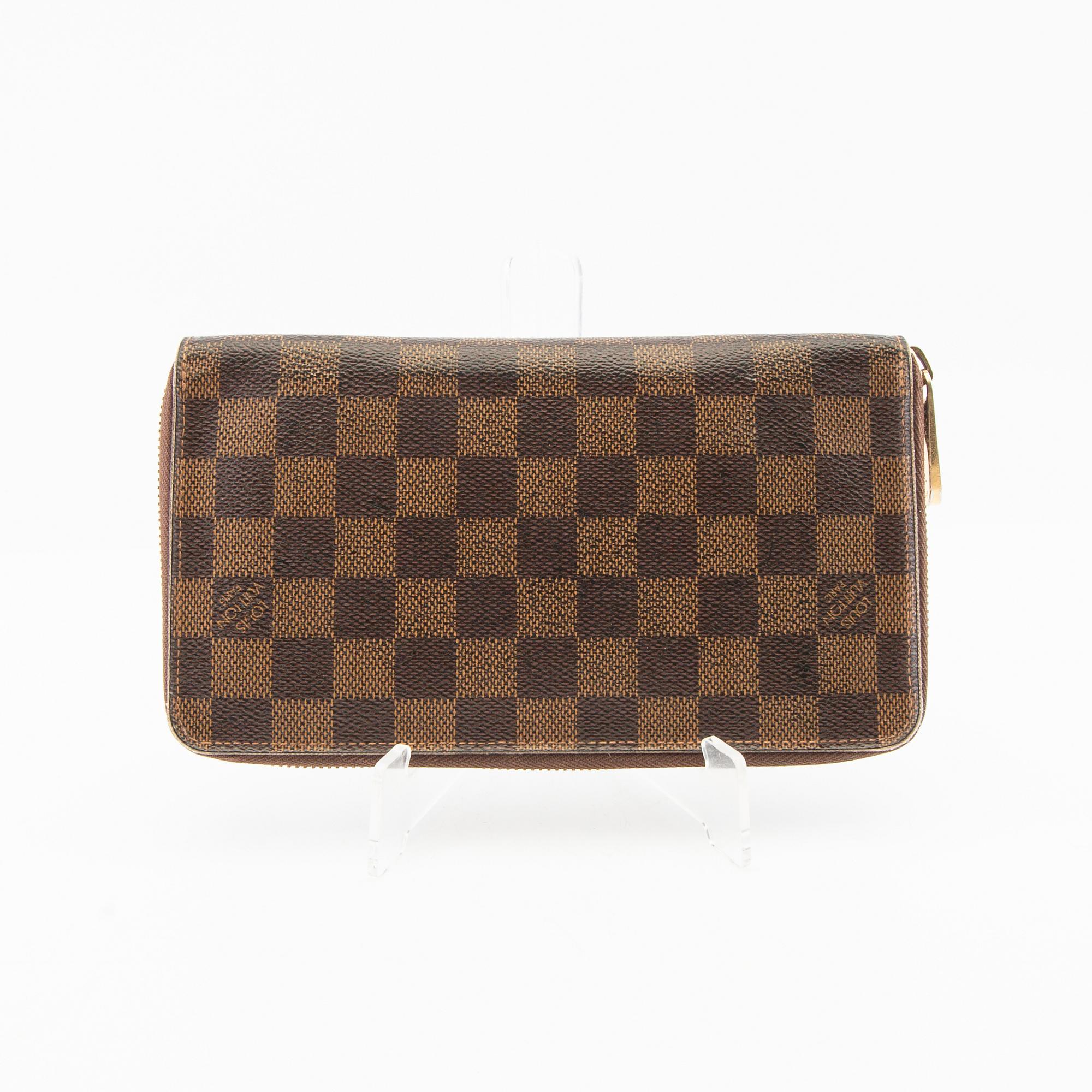 Louis Vuitton,.