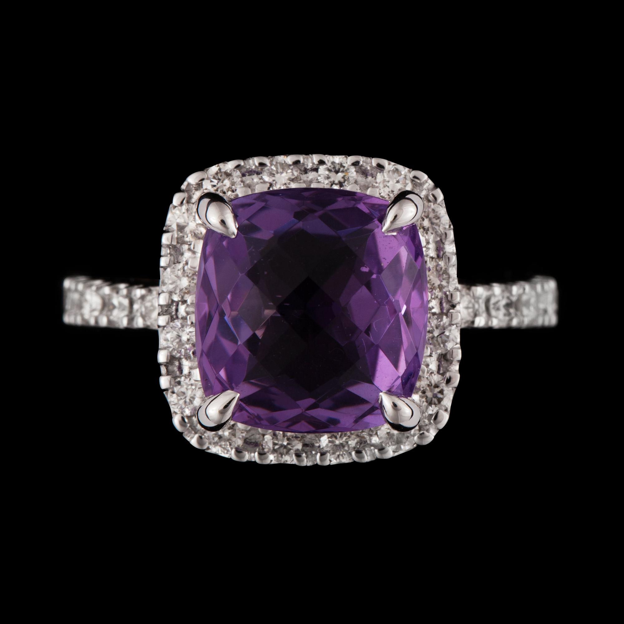 RING med ametist 4.50 ct samt diamanter totalt 0.55 ct.